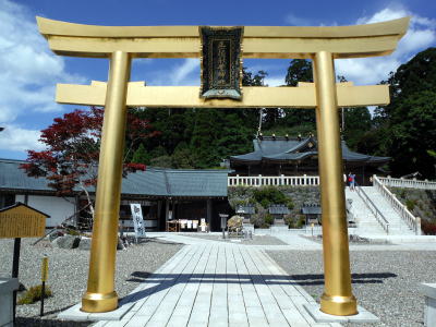 秋葉神社の金の鳥居