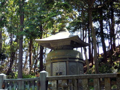 久能山東照宮家康の墓アップ