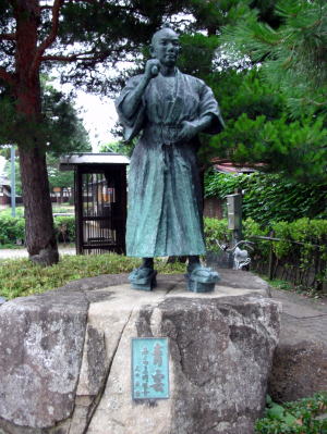 高山の山岡鉄舟像