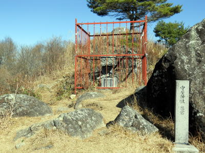 守屋山山頂の祠